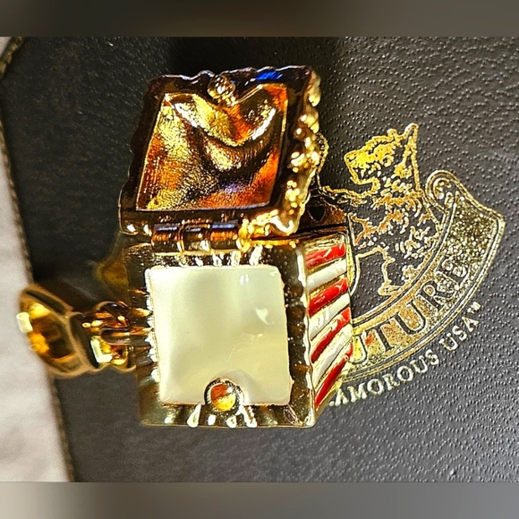 Juicy Couture Gold Red Striped Popcorn Charm Locket Opens Pop Corn Movies Snack - Picture 4 of 16